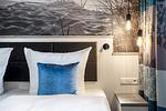 Schlafzimmer mit Boxspringbett - Apartmentanlage Meerblickvilla 1-06 - Top-Hundeurlaub