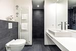 Badezimmer mit Waschtisch und WC - Apartmentanlage Meerblickvilla 1-06 - Top-Hundeurlaub
