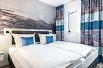 Schlafzimmer mit Boxspringbett - Apartmentanlage Meerblickvilla 1-12 - Top-Hundeurlaub