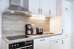 Offene Küche mit Backofen und Geschirrspüler - Apartmentanlage Meerblickvilla 1-14 - Top-Hundeurlaub