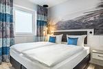 Schlafzimmer mit Boxspringbett - Apartmentanlage Meerblickvilla 1-14 - Top-Hundeurlaub