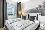 Schlafzimmer mit Boxspringbett - Apartmentanlage Meerblickvilla 1-15 - Top-Hundeurlaub