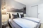 Schlafzimmer mit Boxspringbett - Apartmentanlage Meerblickvilla 1-15 - Top-Hundeurlaub