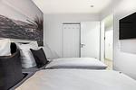 Schlafzimmer mit Flatscreen-TV - Apartmentanlage Meerblickvilla 1-15 - Top-Hundeurlaub