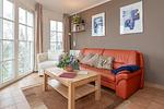 Wohn-Essbereich mit Couch - Apartmenthaus Atlantik 213 - Top-Hundeurlaub