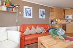 Wohn-Essbereich mit Couch - Apartmenthaus Atlantik 213 - Top-Hundeurlaub