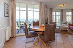 Wohn-Essbereich mit Esstisch und Sitzgelegenheit - Apartmenthaus Atlantik 213 - Top-Hundeurlaub