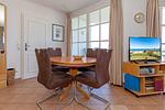 Wohn-Essbereich mit Esstisch und Sitzgelegenheit - Apartmenthaus Atlantik 213 - Top-Hundeurlaub
