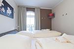 Schlafzimmer mit Doppelbett - Apartmenthaus Atlantik 213 - Top-Hundeurlaub