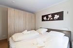Schlafzimmer mit Doppelbett - Apartmenthaus Atlantik 213 - Top-Hundeurlaub
