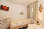 Schlafzimmer mit zwei Einzelbetten - Apartmenthaus Atlantik 213 - Top-Hundeurlaub