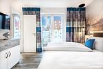 Schlafzimmer mit Flatscreen-TV - Apartmentanlage Meerblickvilla 2-18 - Top-Hundeurlaub