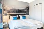 Schlafzimmer mit Boxspringbett - Apartmentanlage Meerblickvilla 2-18 - Top-Hundeurlaub