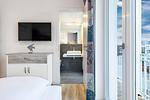 Schlafzimmer mit Zugang zum Badezimmer - Apartmentanlage Meerblickvilla 2-18 - Top-Hundeurlaub