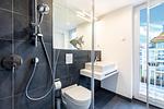 Badezimmer mit ebenerdiger Regendusche - Apartmentanlage Meerblickvilla 2-18 - Top-Hundeurlaub
