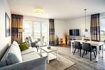 Wohn-Essbereich mit Couch und Flatscreen-TV - Apartmentanlage Meerblickvilla 2-22 - Top-Hundeurlaub