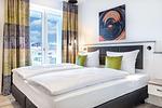Schlafzimmer mit Zugang zum Balkon - Apartmentanlage Meerblickvilla 2-22 - Top-Hundeurlaub