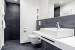Badezimmer mit Waschtisch und WC - Apartmentanlage Meerblickvilla 2-22 - Top-Hundeurlaub