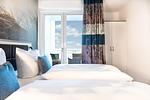 Schlafzimmer 1 mit Zugang zum Balkon - Apartmentanlage Meerblickvilla 2-23 - Top-Hundeurlaub