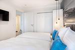Schlafzimmer 1 mit Boxspringbett - Apartmentanlage Meerblickvilla 2-23 - Top-Hundeurlaub