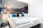 Schlafzimmer 2 mit Boxspringbett - Apartmentanlage Meerblickvilla 2-23 - Top-Hundeurlaub