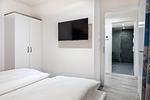 Schlafzimmer 2 mit Flatscreen-TV - Apartmentanlage Meerblickvilla 2-23 - Top-Hundeurlaub