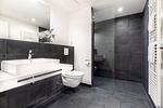Badezimmer mit Waschtisch und WC - Apartmentanlage Meerblickvilla 2-23 - Top-Hundeurlaub