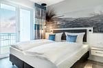 Schlafzimmer 2 mit Zugang zum Balkon - Apartmentanlage Meerblickvilla 2-24 - Top-Hundeurlaub