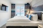 Schlafzimmer 2 mit Flatscreen-TV - Apartmentanlage Meerblickvilla 2-24 - Top-Hundeurlaub
