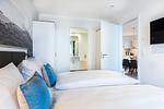 Schlafzimmer 2 mit Zugang zum Badezimmer 2 - Apartmentanlage Meerblickvilla 2-24 - Top-Hundeurlaub