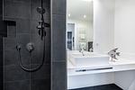 Badezimmer 2 mit ebenerdiger Regendusche - Apartmentanlage Meerblickvilla 2-24 - Top-Hundeurlaub