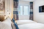Schlafzimmer 1 mit Flatscreen-TV - Apartmentanlage Meerblickvilla 2-24 - Top-Hundeurlaub