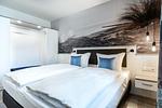 Schlafzimmer 1 mit Boxspringbett - Apartmentanlage Meerblickvilla 2-24 - Top-Hundeurlaub