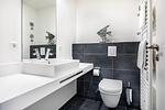 Badezimmer 1 mit Waschtisch - Apartmentanlage Meerblickvilla 2-24 - Top-Hundeurlaub