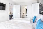 Schlafzimmer 1 mit Flatscreen-TV - Apartmentanlage Meerblickvilla 2-25 - Top-Hundeurlaub