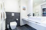 Badezimmer 1 mit Waschtisch und WC - Apartmentanlage Meerblickvilla 2-25 - Top-Hundeurlaub