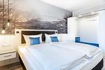 Schlafzimmer 1 mit Boxspringbett - Apartmentanlage Meerblickvilla 2-25 - Top-Hundeurlaub