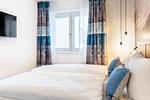 Schlafzimmer 1 mit Flatscreen-TV - Apartmentanlage Meerblickvilla 2-25 - Top-Hundeurlaub