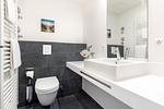 Badezimmer mit Waschtisch und WC - Apartmentanlage Meerblickvilla 2-25 - Top-Hundeurlaub