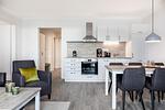 Wohn-/Essbereich mit Küchenzeile - Apartmentanlage Meerblickvilla 2-26 - Top-Hundeurlaub