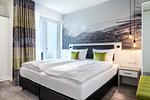 Schlafzimmer mit Boxspringbett - Apartmentanlage Meerblickvilla 2-26 - Top-Hundeurlaub