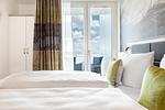 Schlafzimmer mit Zugang zum Balkon - Apartmentanlage Meerblickvilla 2-26 - Top-Hundeurlaub