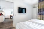 Schlafzimmer mit Zugang zum Wohn-/Essbereich - Apartmentanlage Meerblickvilla 2-26 - Top-Hundeurlaub