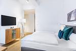 Wohn-/Schlafbereich mit Boxspringbett - Ferienapartments am Krusespeicher 0-04 - Top-Hundeurlaub