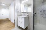 Badezimmer mit Zugang zum Wohn-/Schlafbereich - Ferienapartments am Krusespeicher 0-04 - Top-Hundeurlaub