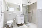 Badezimmer mit ebenerdiger Dusche - Ferienapartments am Krusespeicher 2-23 - Top-Hundeurlaub