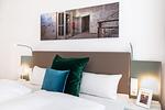 Wohn-/Schlafbereich mit Boxspringbett - Ferienapartments am Krusespeicher 0-01 - Top-Hundeurlaub