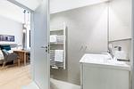 Badezimmer mit Zugang zum Wohn-/Schlafbereich - Ferienapartments am Krusespeicher 0-01 - Top-Hundeurlaub