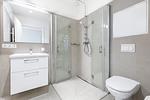 Badezimmer mit ebenerdiger Regendusche - Ferienapartments am Krusespeicher 0-01 - Top-Hundeurlaub