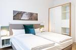 Schlafzimmer mit Boxspringbett - Ferienapartments am Krusespeicher 2-20 - Top-Hundeurlaub